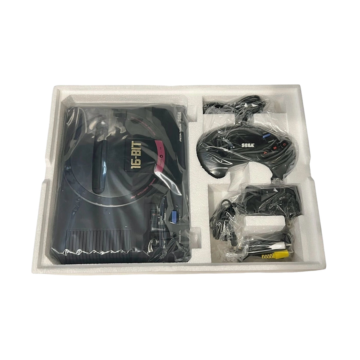 Sega Megadrive 1 console box contents on Retropixl.com for retrogaming players and retro gaming collectors