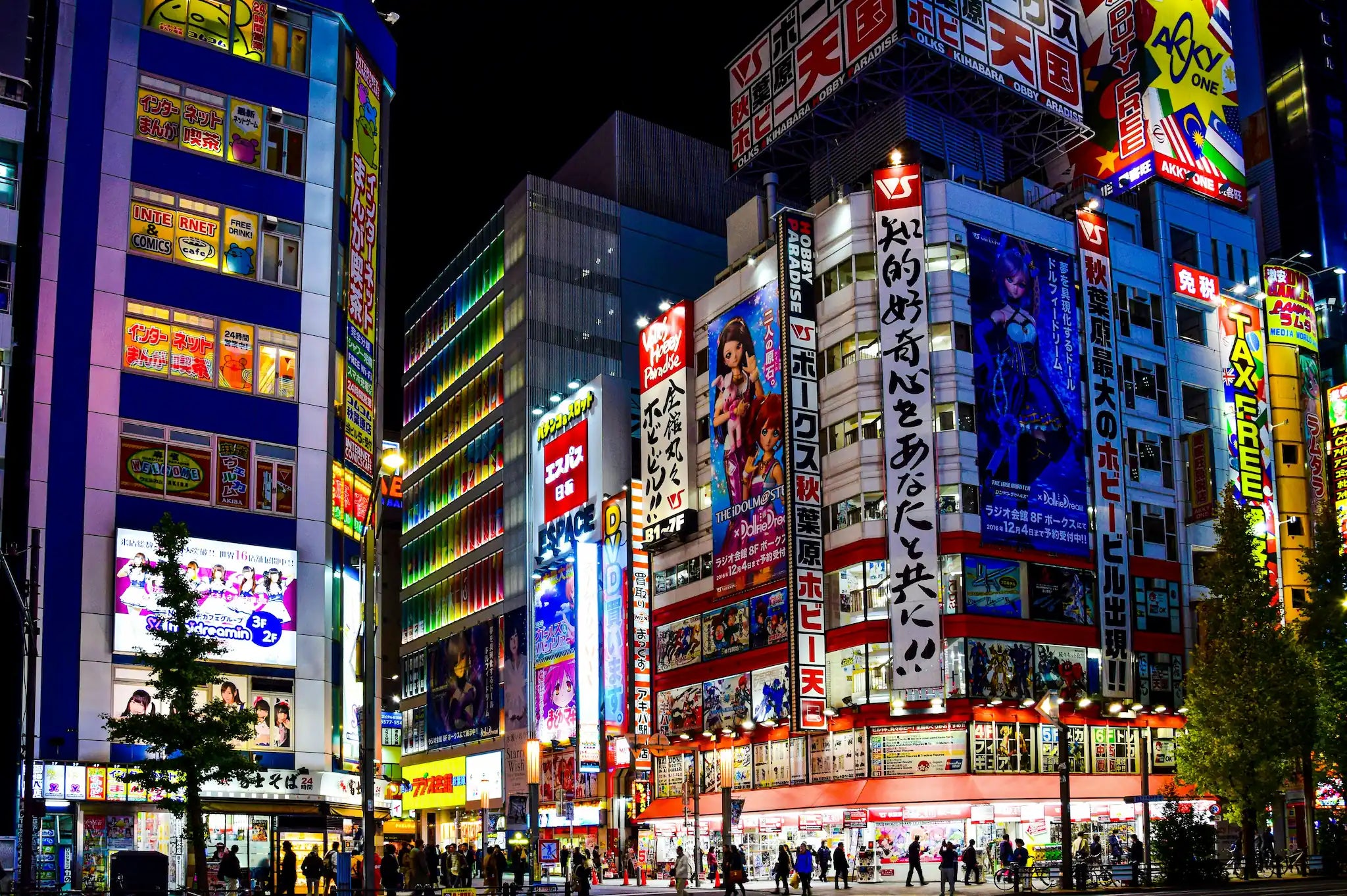 Akihabara Tokyo at night with retro gaming shops, anime billboards, and arcade culture – RetroPixl homepage hero image